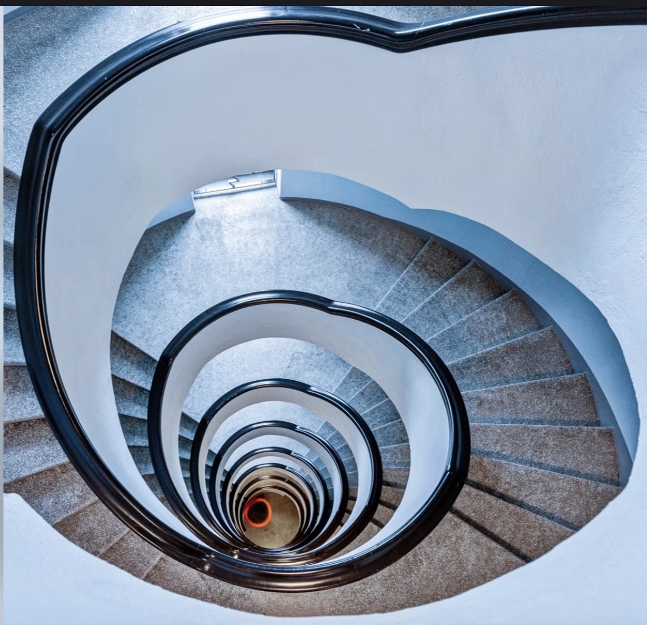 Trappene opp til leiligheten. Heis er også tilstede.